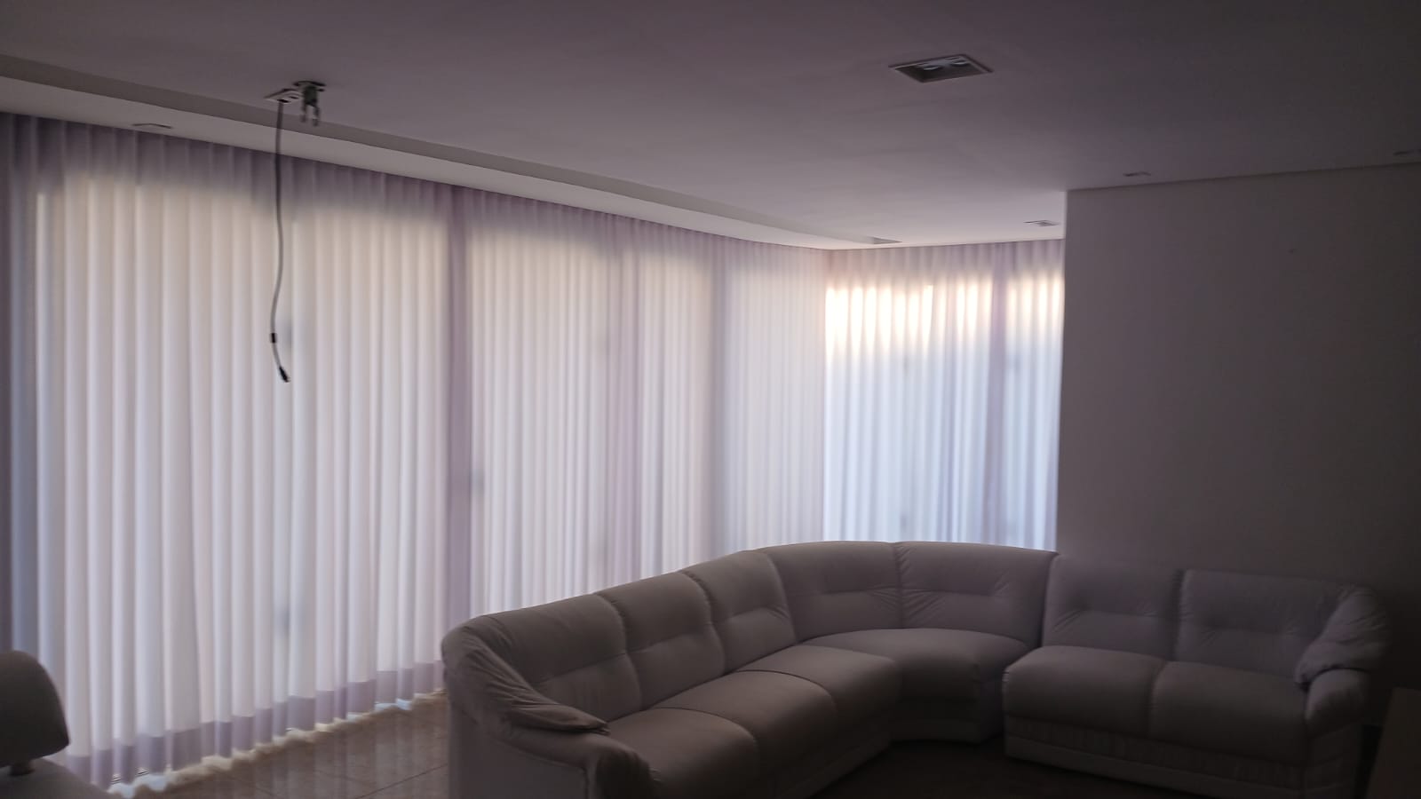 Cortina branca de tecido leve em sala de estar de apartamento em BH