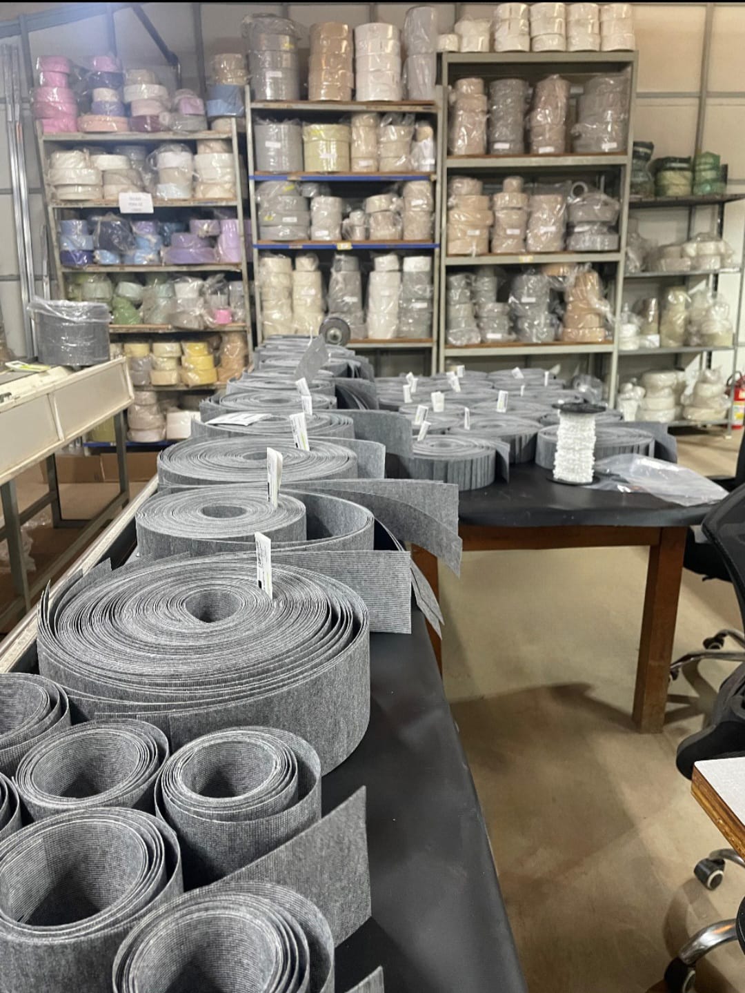 Estoque de tecidos e bobinas na fábrica SPA Persianas e Cortinas em Belo Horizonte
