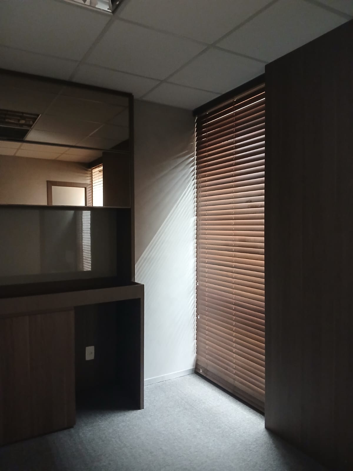 Persiana de madeira 50mm em escritório residencial em Belo Horizonte