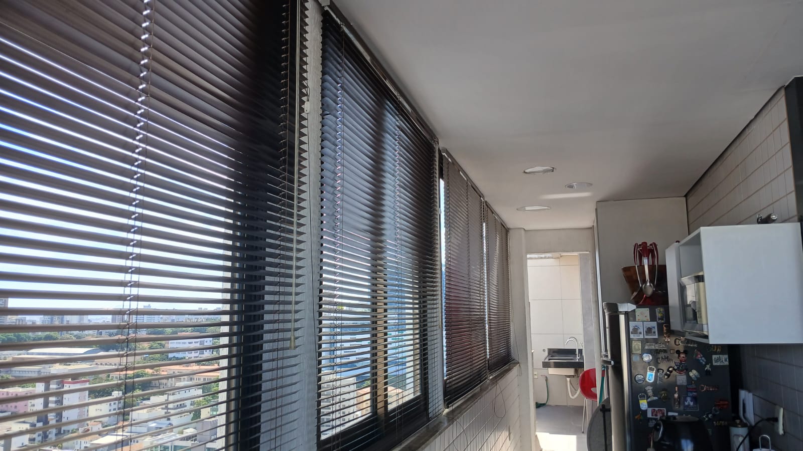 Persiana de madeira sob medida instalada em varanda de apartamento em BH